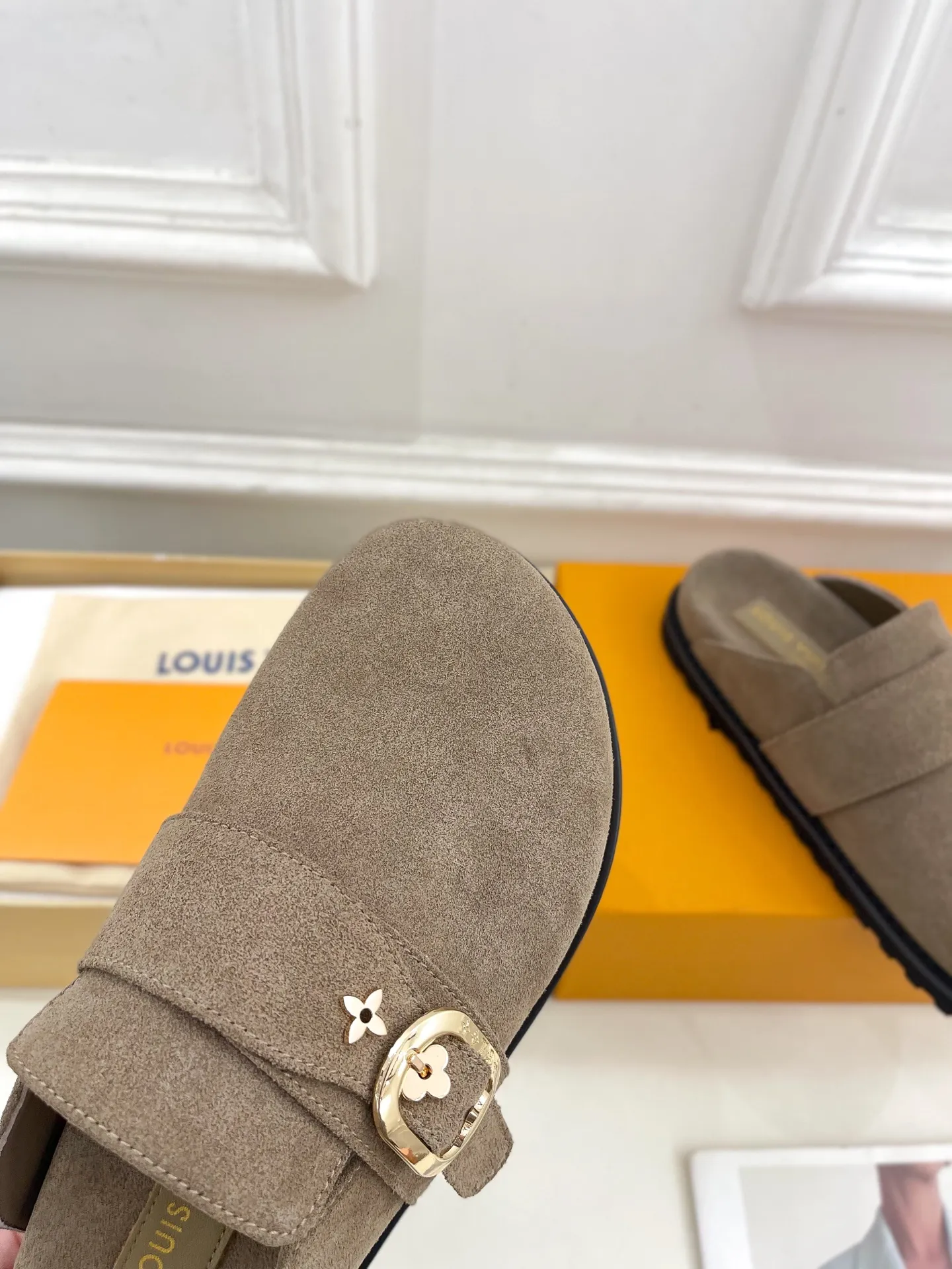 👟👟Ex-factory price 580👟👟 Men's model ➕10 LV | Louis Vuitton 25𝐬𝐬 🧡💚2025 Early spring new model Top version ⚠️ The counter features the latest LV COSY COMFORT metal buckle Bread Mule slippers hard goods new🆕 ❥BS purchasing level! Full of high-end feel! A popular model among bloggers at home and abroad, it’s retro and fashionable and looks amazing on your feet! Mainly recommended models on the official website★ ━━━━━ ЅᏇєєt ━━━━━ ▪️Upper: original specific cowhide/old leather ▪️lining: imported cowhide lining ▪️outsole: original molded outsole ▪️shoe size: women's size 35-39 (customized at 40.41) Men's size 40-44 (45.46 customized)